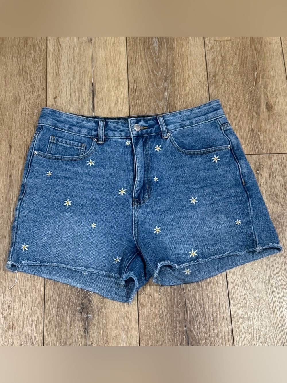 Denim Cut off Shorts with Daisy Flower Embroidery Medium Wash size 11